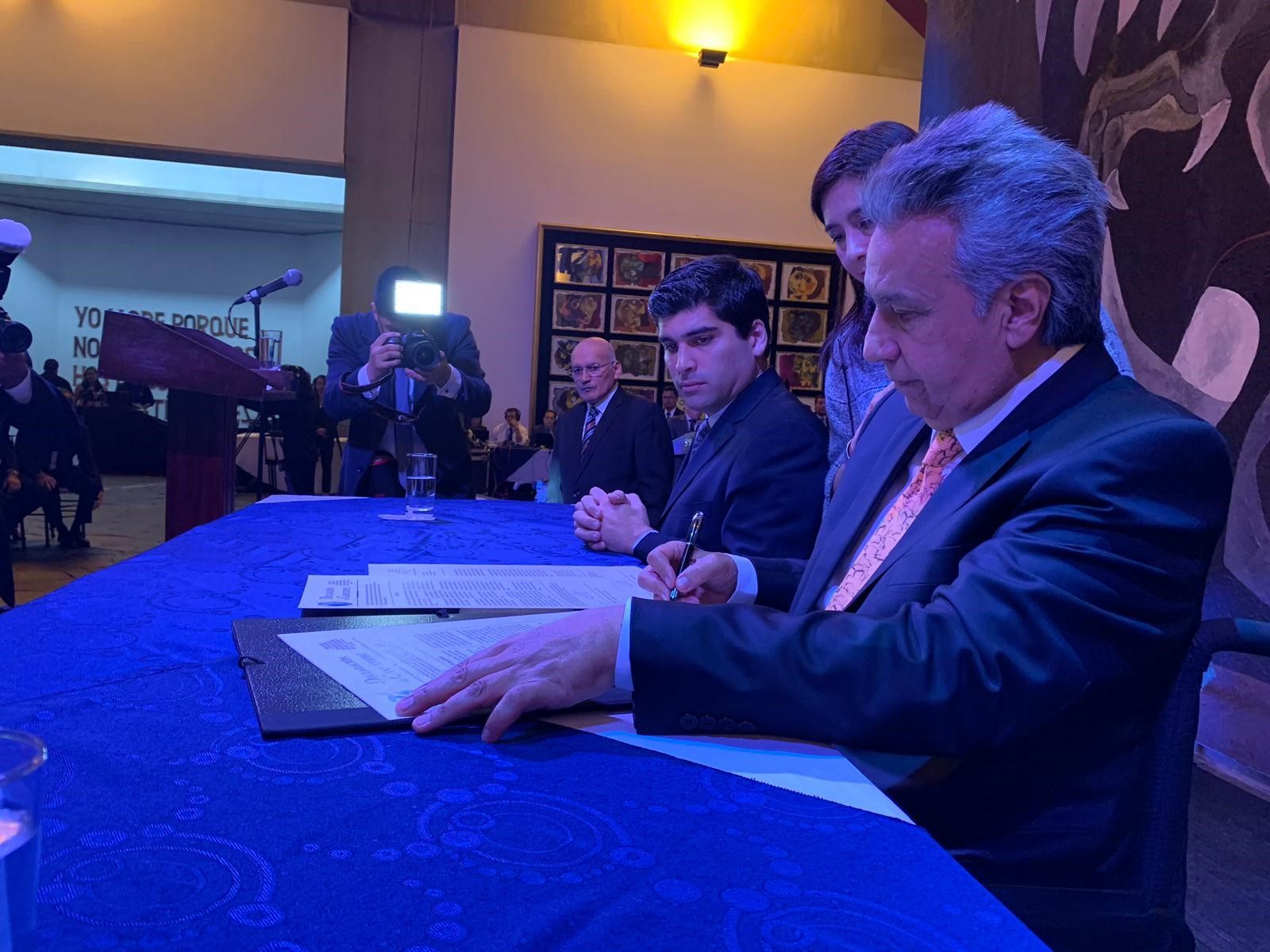 El presidente Lenín Moreno al momento de firmar la Declaración de Chapultepec. (Foto RT/SIP)
