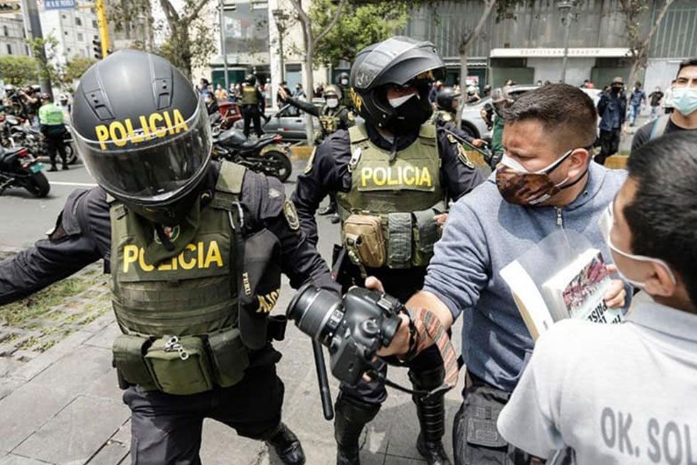 Policia-agrede-a-periodistas-1 - Perú.jpg