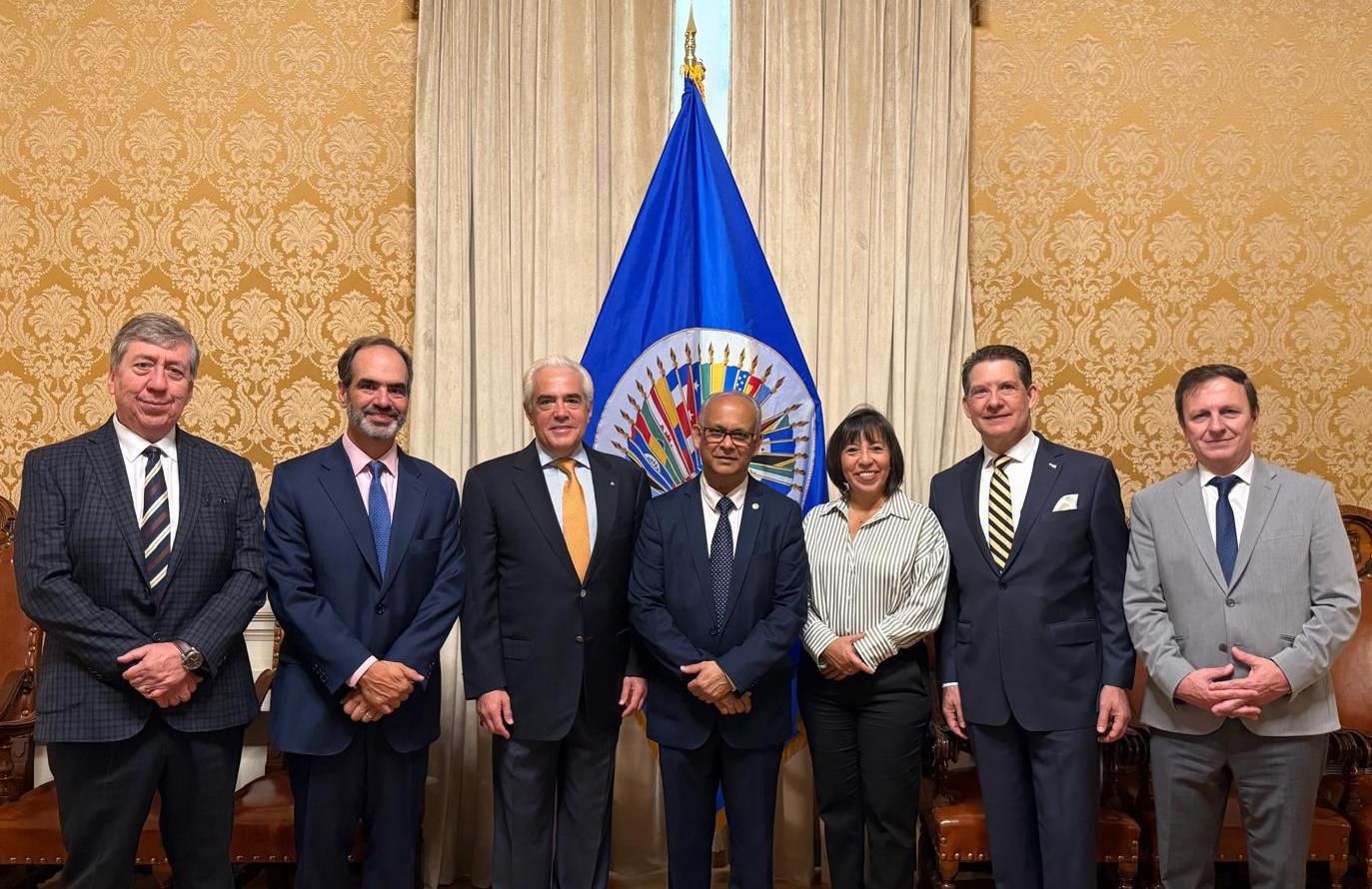 O secretário-geral da OEA, Albert Ramdin (ao centro), recebeu a delegação da SIP.