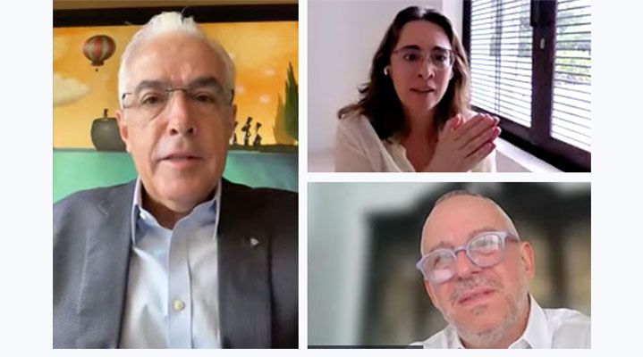 El presidente de la SIP, José Roberto Dutriz, a la izquierda y Catalina Botero y Martin Etchevers durante su presentación al inicio de la Reunión de Medio Año 2025.