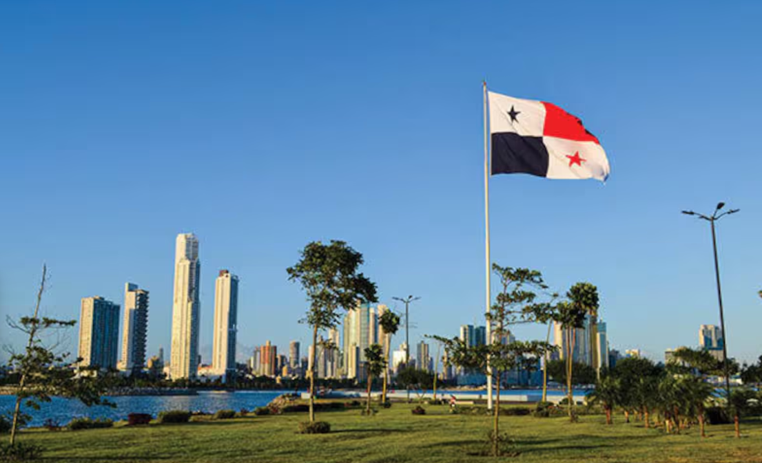 Panamá bandera y paisaje.PNG