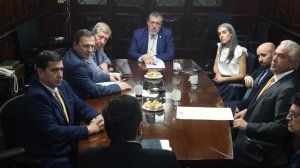 Delegados de la SIP y el CPJ se reúnieron con el presidente de Guatemala Bernardo Arévalo el 25 de enero. 