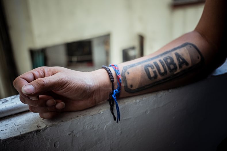 Mario habla de transformar el dolor del exilio en una aventura diaria, de reconstruir la vida que le fue arrebatada. «Cuando necesito reconectar con Cuba, me miro al espejo», dice. «Mi forma de cantar es la de un cubano. Mis hijos, si Dios quiere, serán argentinos, pero su padre será siempre cubano».