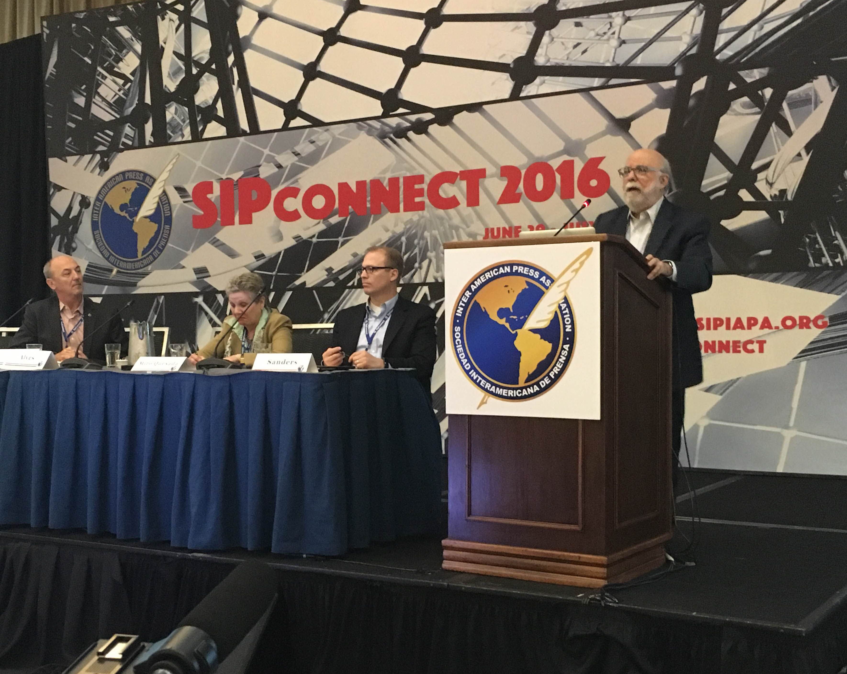 Ricardo Trotti, director ejecutivo de la SIP, Silvia Miró Quesada, presidente del Instituto de Prensa de la SIP, Matthew Sanders, vicepresidente de la Sociedad y, en el podio, Rosental Alves.