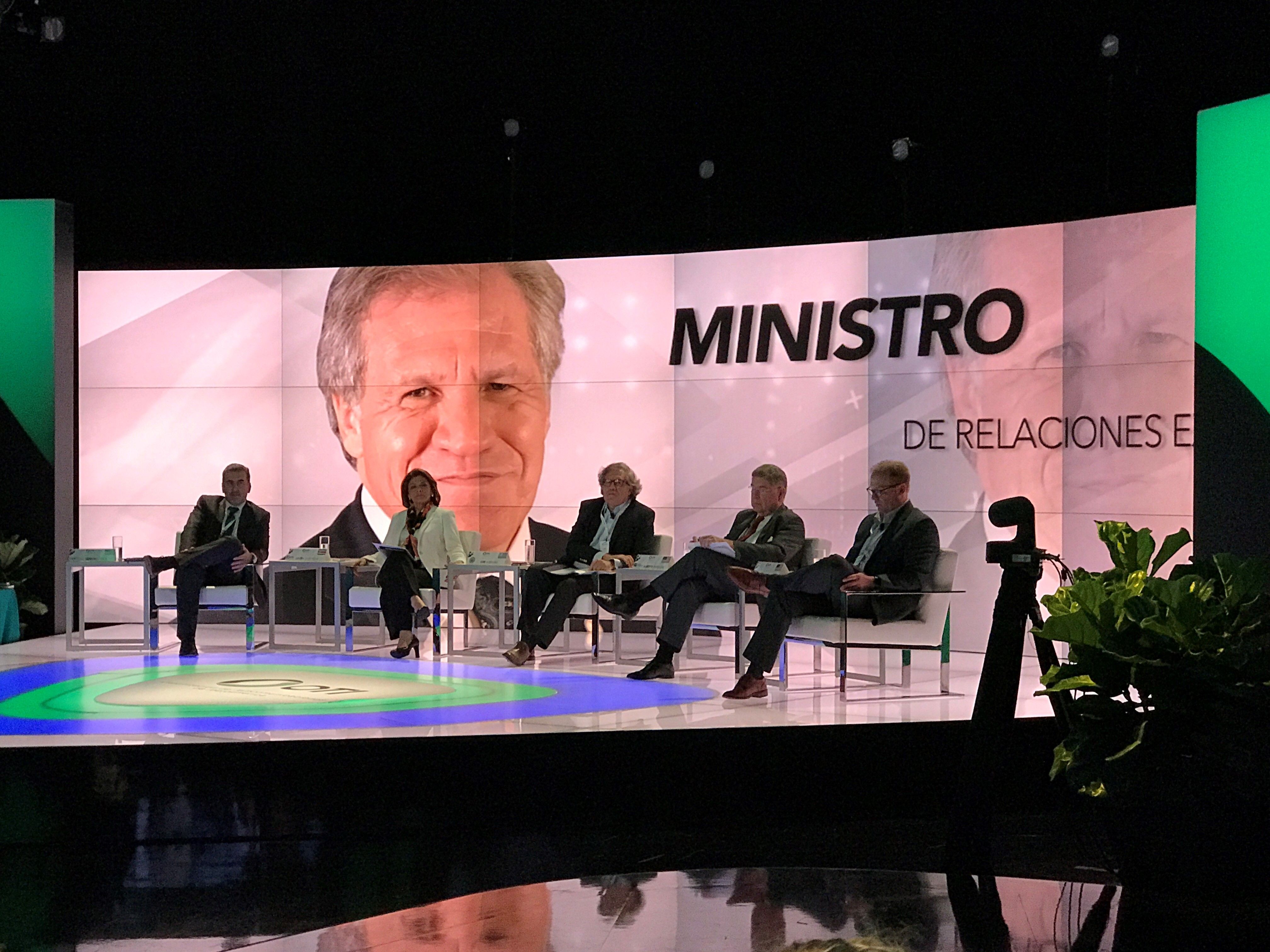 El secretario general de la OEA, Luis Almagro, moderó el panel. (Foto Ricardo Trotti)