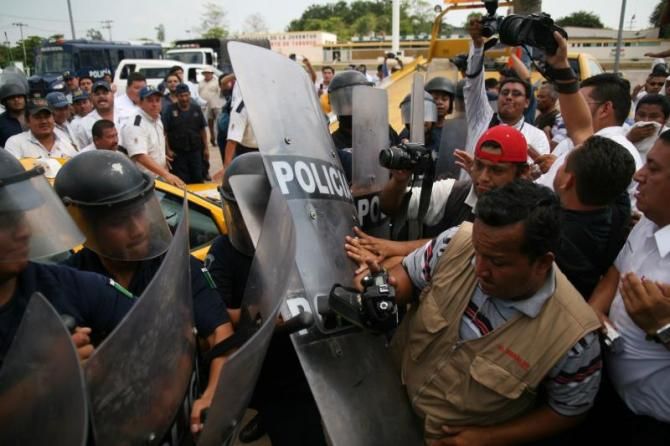 Intimidación, violencia institucional y física durante la cobertura periodística en Venezuela. (Foto de elvenezonalonews.com)