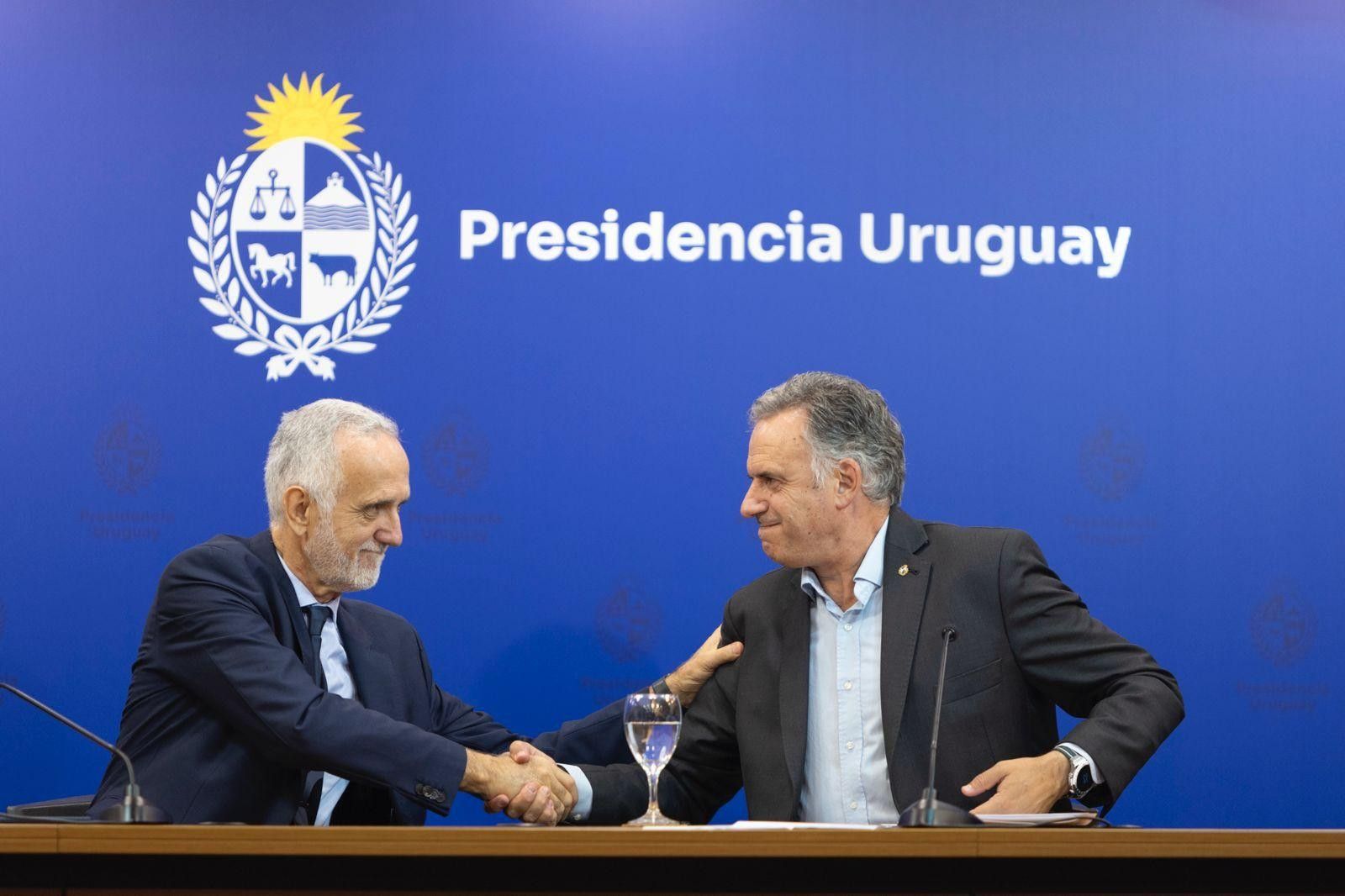 Carlos Jornet, primeiro vice-presidente da SIP e Yamandú Orsi, presidente do Uruguai.