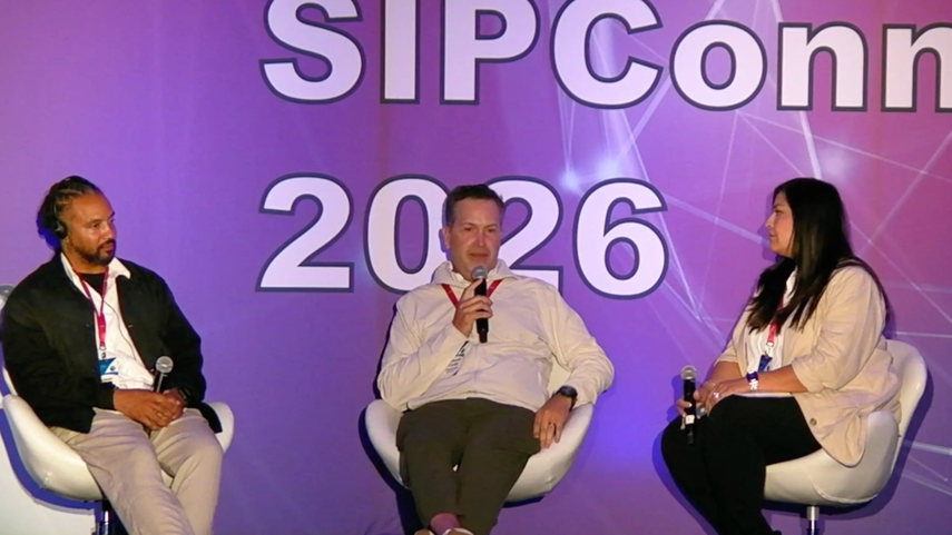 Da esquerda para a direita: Delano Massey, editor executivo da Axios Local, Estados Unidos; Armando Castilla, diretor da Vanguardia, México; e Mariana Belloso, gestora de projetos da Sociedade Interamericana de Imprensa (SIP).