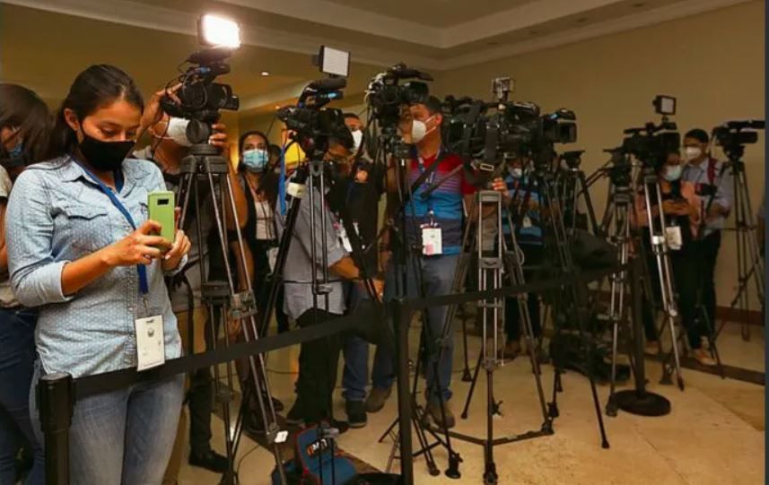 El Salvador medios.JPG