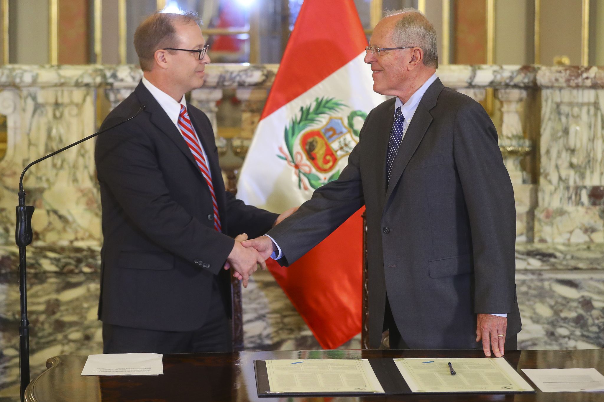 Matt Sander and Pedro Pablo Kuczynski, President of Peru, after signing the Declaration of Chapultepec.