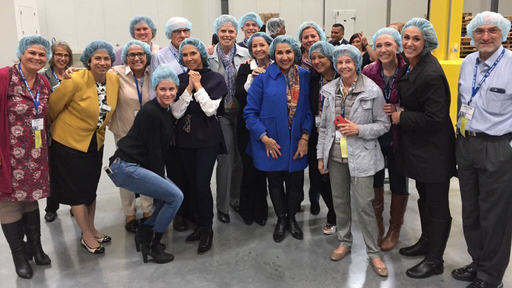 Esposas y familiares de ejecutivos de medios de comunicación socios de la SIP posan listas para trabajar en el Centro Humanitario Internacional de Salt Lake City.