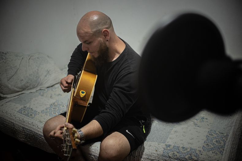 Noslen retomó hace poco el ejercicio de la composición, tras una pausa de dos años. La última canción que compuso fue en Cuba, antes de su salida.