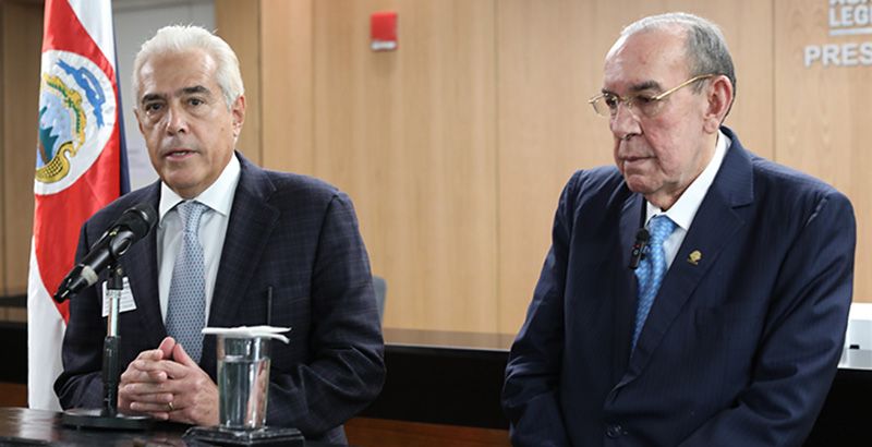José Roberto Dutriz, presidente de la SIP y Rodrigo Arias Sánchez, presidente de la Asamblea Legislativa. (Gentileza Asamblea Legislativa.)
